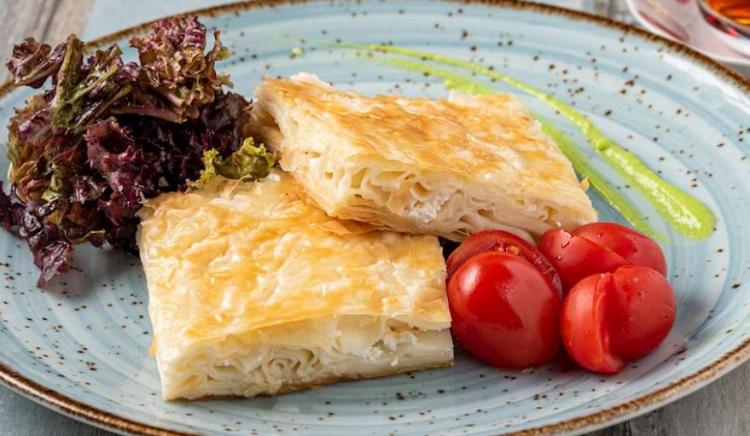 <p><strong><span style="color:#B22222">BÖREK</span></strong></p>

<p><strong>Börek , un, su ve tuzla yapılan, ince bir şekilde gerilmiş hamur tabakaları olan yufkaya sarılmış lezzetli veya tatlı bir iç malzemeden oluşan fırınlanmış bir yemektir</strong></p>

