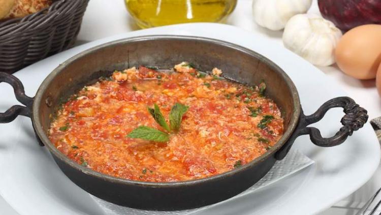 <p><span style="color:#B22222"><strong>MENEMEN</strong></span></p>

<p><strong>Menemen, domates, yumurta, biber ve çeşitli baharatlardan oluşan geleneksel bir Türk yemeğidir.</strong></p>
