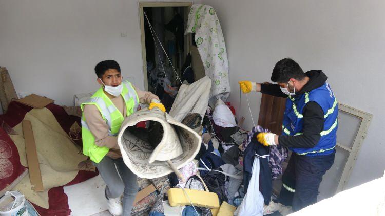 <p>Palandöken ilçesi Müftü Solakzade Mahallesi'ndeki bir apartmanın bodrum katındaki daireden gelen koku üzerine, binada oturanlar belediyeye ihbarda bulundu.</p>