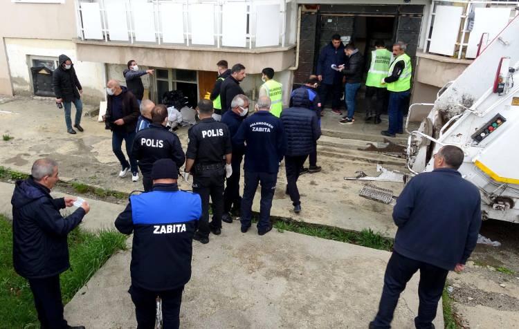 <p>Adrese sevk edilen polis ve belediye ekipleri, daire sahibi Şerafettin T. ile görüştü. </p>