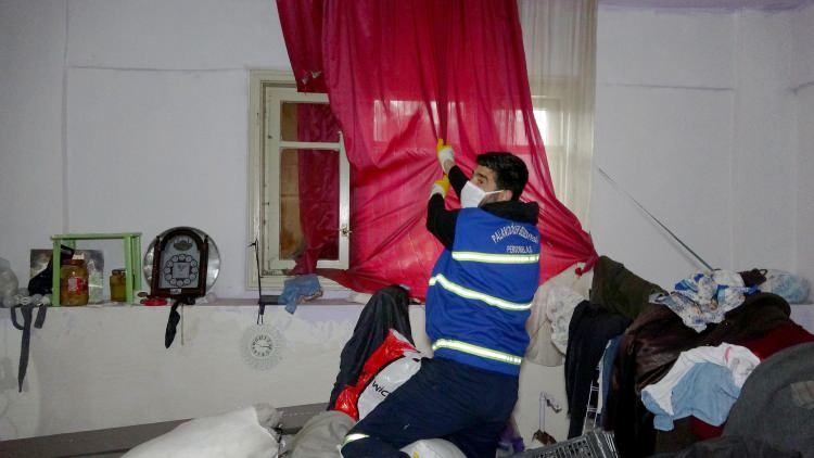<p>Alzheimer hastası ve 7 evi olduğu öğrenilen Şerafettin T.'nin yakınlarını çağıran ekipler, evdeki eşyaların taşınması için 5 gün süre tanıdı.</p>