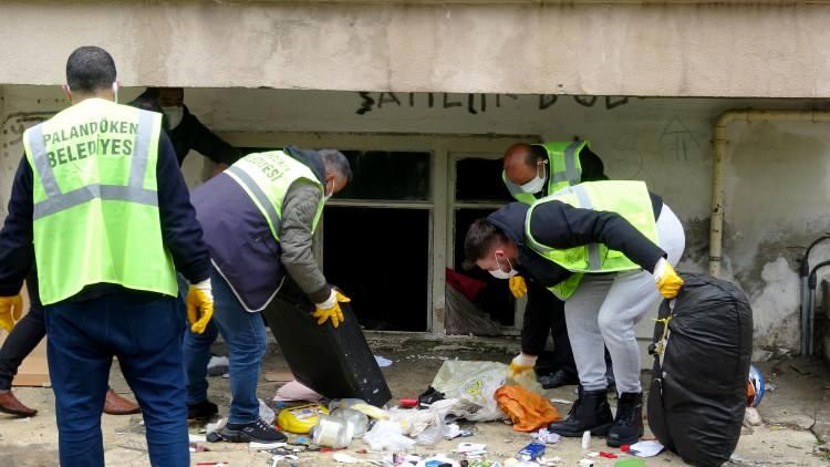 <p>Evden yaklaşık 20 ton olduğu belirtilen 2 kamyon çöp çıktı. Çöplerin çıkarılmasının ardından ev, dezenfekte edildi.</p>