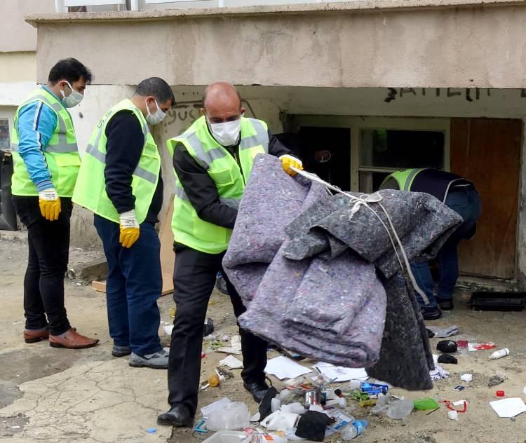 <p>Yaklaşık 110 metrekare olan 2 artı 1 dairenin tamamının çöple dolu olduğunu söyleyen Palandöken Belediyesi Zabıta Amiri Köksal Kızılkaya, "Belediyeye yapılan yazılı müracaat sonucu bahsi geçen yerde yaptığımız tahkikat neticesinde binadan gelen kötü kokular üzerine çöp ev olduğunu tespit ettik. Takriben 18 ile 20 ton arasında çöp olan ev 13 personel tarafından 4 saatte boşaltılıp, dezenfekte edildi ve apartman sakinlerinin mağduriyeti giderildi" diye konuştu.</p>