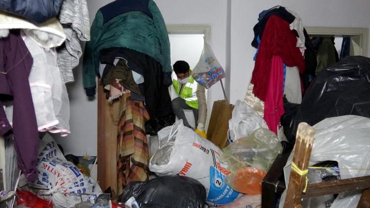 <p>Kötü ve ağır kokudan rahatsız olan binadakilerin şikayeti üzerine belediye temizlik ekipleri, Şerafettin T.'nin evinden, 2 kamyon çöp çıkardı. </p>
