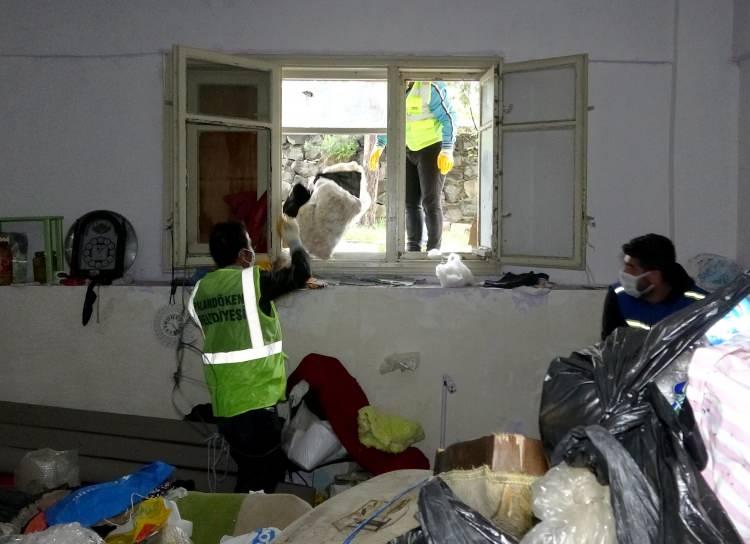 <p><span style="color:#FF0000">KÖTÜ KOKU HAREKETE GEÇİRDİ</span></p>