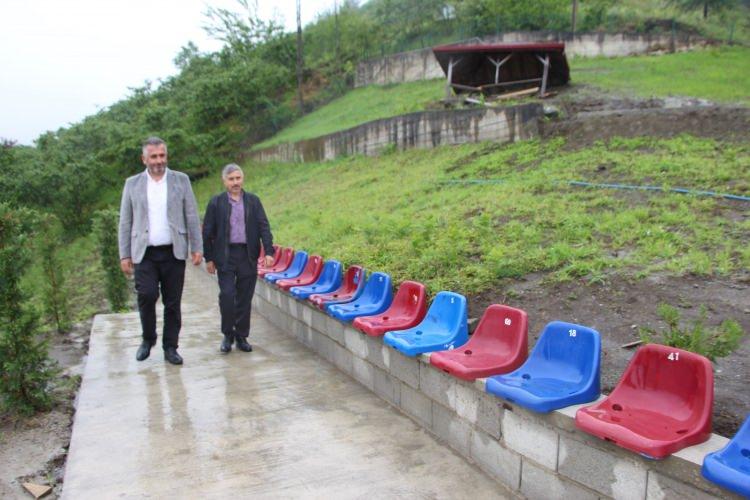 <p>Paylaşılan görüntülerde vatandaşların çoğunluğu mezarlığa ‘tribün' benzetmesi yaparken, mahalle halkı eksik kalan koltuklar için Trabzonspor Kulübü'nden yardım istedi.</p>
