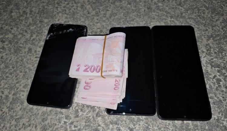 <p>Evde ve şüphelilerin üzerlerinde yapılan aramalarda, ruhsatsız 1 pompalı tüfek, 4 fişek, kesici aletler, 220 euro, 16 bin 230 lira ele geçirildi.</p>
