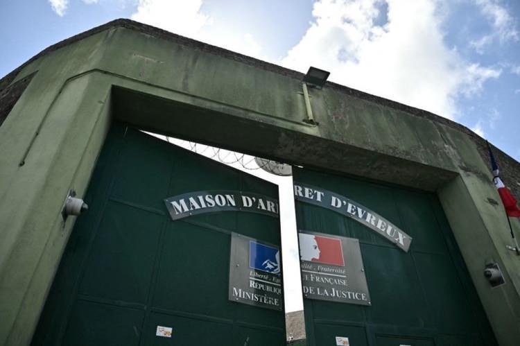 <p>Paris savcılığı, Amra'nın 10 Mayıs'ta Evreux'deki mahkemede hırsızlık suçundan hüküm giydiğini ve Val de Reuil cezaevinde tutulmakta olduğunu açıkladı.</p>
<p> </p>