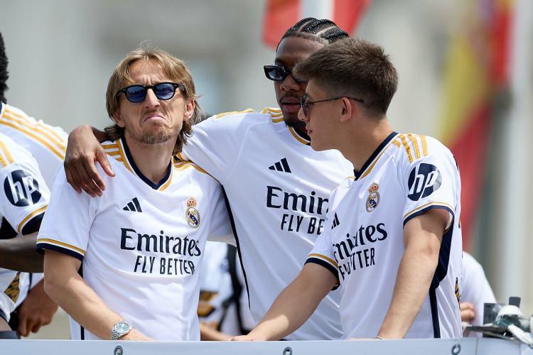 <p>Real Madrid'in yıldız futbolcuya  görkemli bir veda töreni hazırlamayı planladığı da haberin detaylarında verildi.</p>

