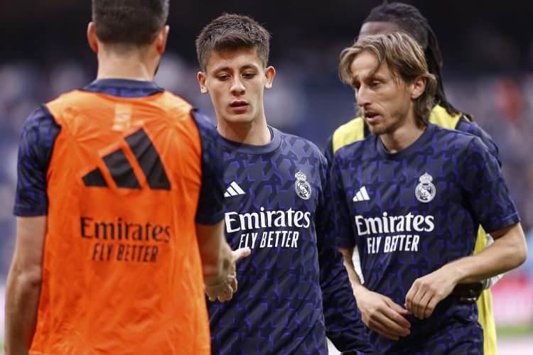 <p><strong>ARDA GÜLER TESELLİ OLACAK</strong><br />
<br />
Bu ayrılığın Real Madrid taraftarlarını üzeceği belirtilen haberde, Arda Güler'in ise ilk 11'de daha fazla süre almaya başlayacak olmasının yaşanacak en büyük tesellilerden biri olacağı aktarıldı.</p>