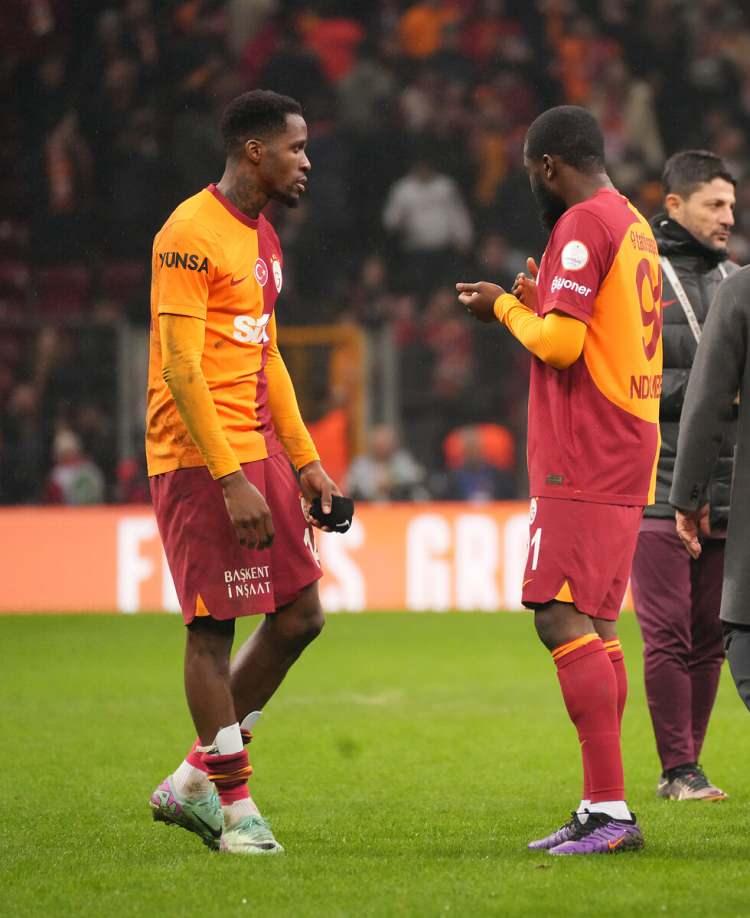<p> </p>
<p><strong>TALİPLERİ VAR </strong><br />
Diğer yandan Galatasaray ile sezon sonunda yolların ayrılması beklenen Wilfried Zaha'nın talipleri artıyor.</p>
<p> </p>