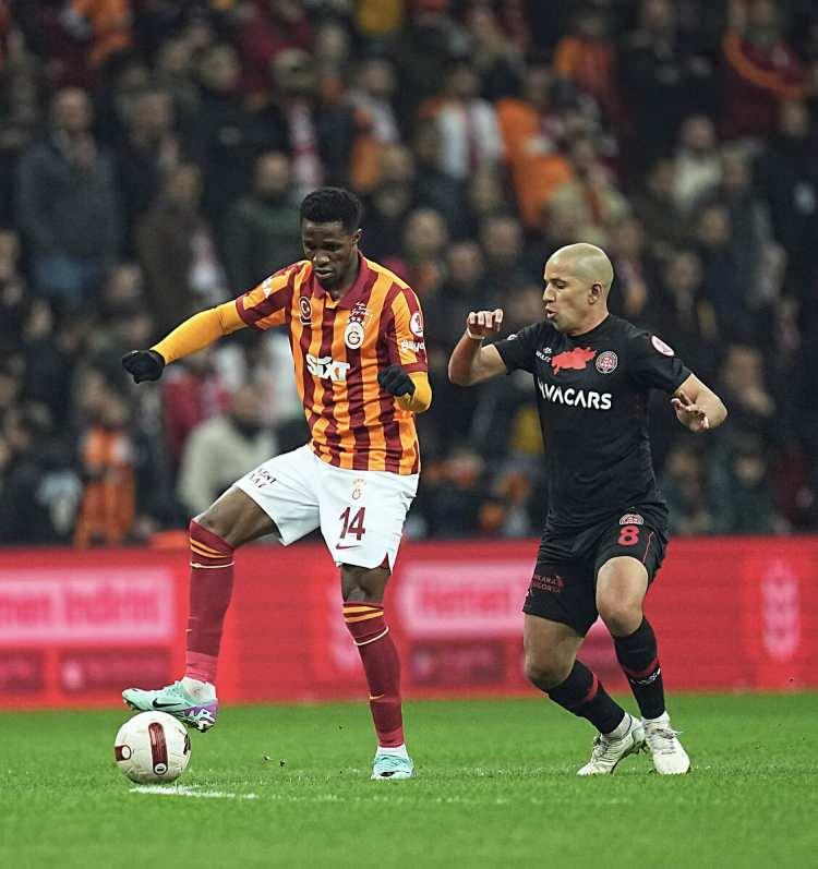 <p>Yıldız oyuncu, bir süredir West Ham'la görüşüyordu. İngiltere'ye dönmesi beklenen 31 yaşındaki oyuncuya Suudi Arabistan'dan da taliplerin olduğu biliniyor.</p>