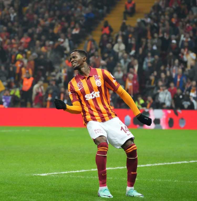 <p>Bu gelişmenin üzerine Galatasaray yönetimi, gözünü Arabistan'dan gelecek teklife çevirdi. Sarı-kırmızılılar, deneyimli futbolcu için en az 10 milyon euro'luk bonservis geliri elde etmeyi planlıyor.</p>