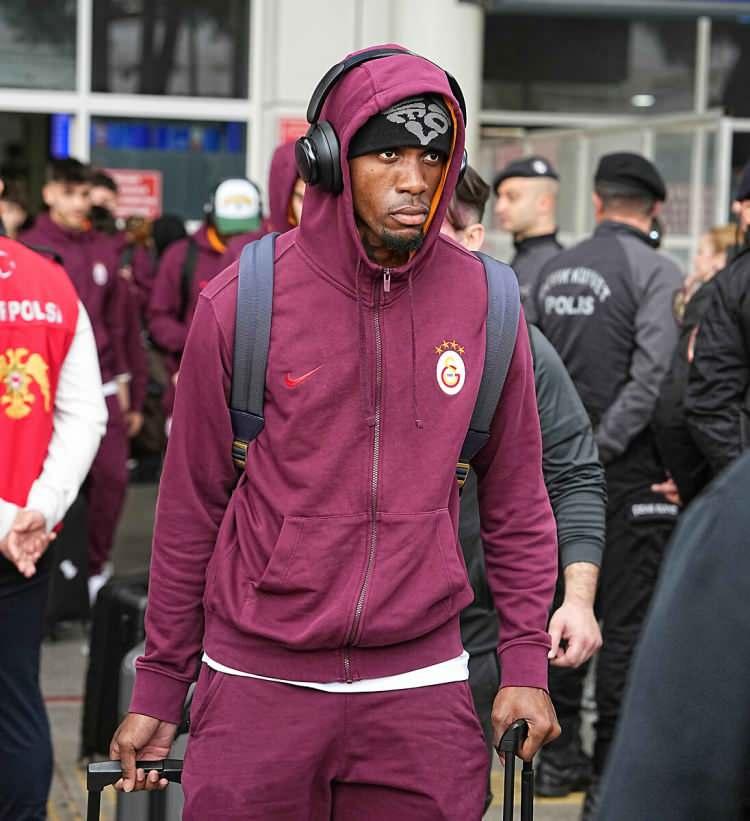 <p><strong>"OYNAMADIĞIM İÇİN MUTLU DEĞİLİM"</strong><br />
<br />
Oynamadığı için mutlu olmadığını ifade eden Wilfried Zaha, <strong>"Sırf gülümsemediğim için mutsuz olduğum anlamı çıkmaz. Fotoğraflara çok fazla anlam yüklemeyin! Dürüst oluyorum oynamadığım için mutlu değilim ama kulübü ve taraftarları seviyorum.''</strong> dedi.</p>
