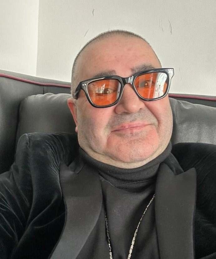 <p><span style="color:#000080"><em><strong>Ünlü oyuncu Şafak Sezer, geçmişte estetik ameliyatları yaptırdığı iddialarıyla gündeme gelmişti ancak son haliyle bir kez daha dikkat çekmişti. Şafak Sezer'İn kızı da kendisi gibi oyuncuymuş. Hatta baba-kız 'Kutsal Damacana' serisinin dördüncü filminde beraber ekran karşısına geçmiş. İşte detaylar...</strong></em></span></p>