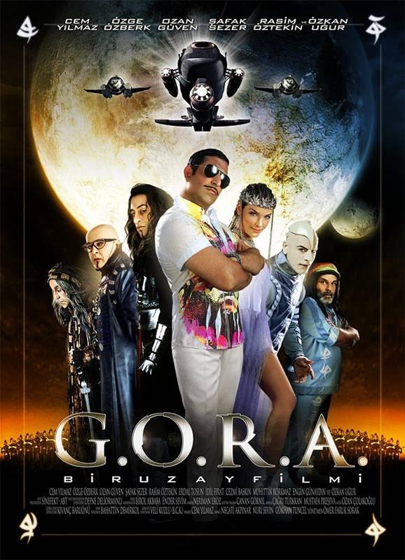 <p>2004 tarihli GORA filmi bugün yine seyirci ile buluşuyor. Cem Yılmaz'ın senaryosunu yazdığı ve başrolünü üstlendiği filmin yönetmenliğini ise Ömer Faruk Sorak yaptı.</p>