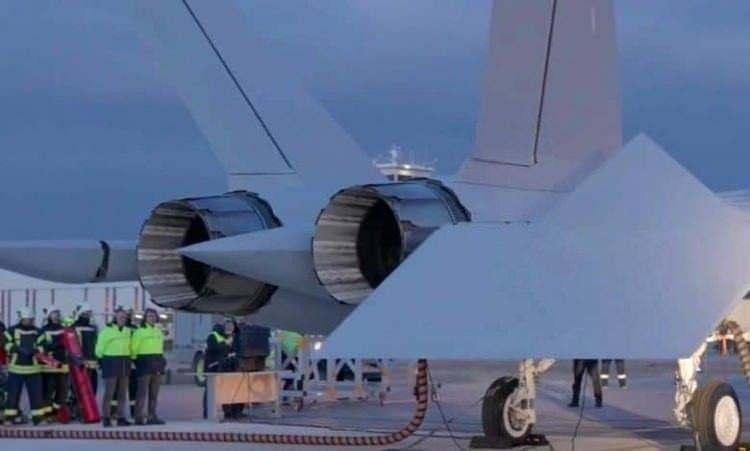 <p><span style="color:#B22222"><strong>KAAN GÖRÜNMEZLİK AÇISINDAN F-35'TEN DAHA BAŞARILI</strong></span></p>

<p> </p>

<p>KAAN'în iki motorlu bir uçak olmasına rağmen arkadan çıkardığı ısının 1.500 dereceden aşağıda. F-35'te ise bu ısının 2 bin derecenin üzerinde.</p>
