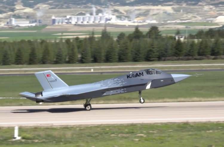 <p><span style="color:#B22222"><strong>KAAN, F-35'TEN DAHA FAZLA MÜHİMMAT TAŞIYABİLİYOR</strong></span></p>

<p> </p>

<p>Kotil, KAAN’ın F-35’ten daha iyi bir uçak olduğunu, mühimmat olarak KAAN’ın 10 ton, rakibinin ise 6 ton taşıyabildiğini söyledi</p>
