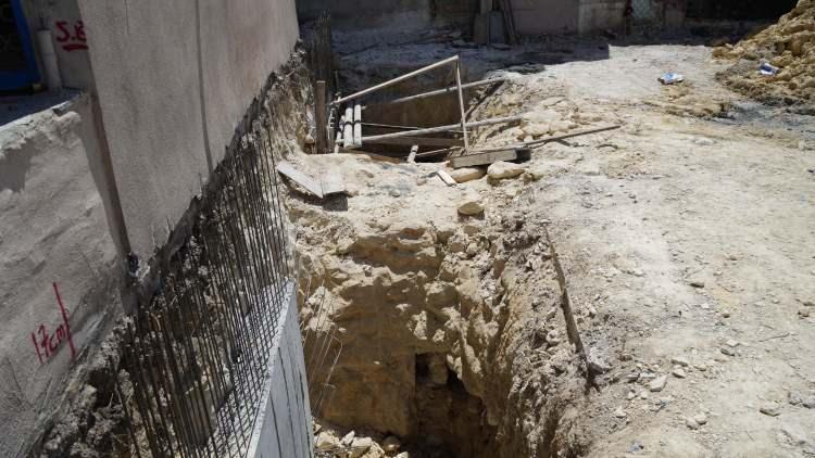 <p>Yer altında bulunan odacıkların ve kanalların sokak altından diğer evlerin altına doğru ilerlediği de mahalle sakinleri tarafından iddia edildi. İnşaat sahası ve çevresi dron ile havadanda görüntülendi.</p>