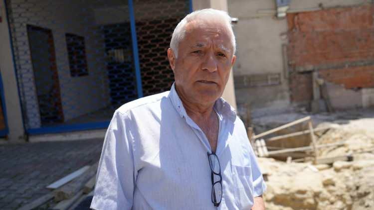 <p>Başka bir mahalle sakini olan Şahin Aydın ise yaşananlarla alakalı, “Ben 72 yaşındayım 68 yılından beri aynı mahalleden oturuyorum. Biz zamanında duyuyorduk kanal olduğunu biliyorduk. Mahallenin altından geçen. Topkapı’ya kadar gittiği söyleniyor. Bize hatta içerisinden gidenlerde olmuş. Şimdi korumaya aldılar. Ekipler inceleyecek ve öğreneceğiz neler olduğunu. Göz göz odalar varmış sanırım içerisinde. Şu an koruma altında ne olduğuna bakacağız ilerleyen zamanda” şeklinde konuştu.</p>
