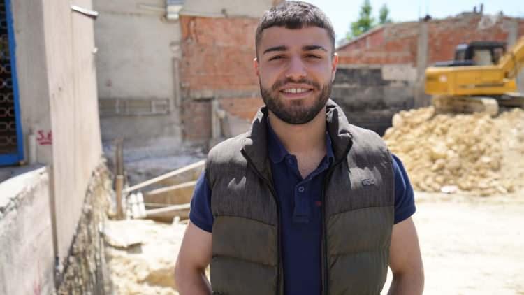 <p>Mahalle sakinlerinden olan Furkan Yıldız, “ Kazı çalışması esnasında bu tarz şeylerle karşılaşıldı. Burada tarihi bir kanal olduğu söyleniyor. Herhangi bir problem olmaması açısından inşaatı durdurdular. Biz daha önce böyle bir şeye şahit olmadık ama büyüklerimiz duymuşlar. Bizde de merak uyandırıyor belki benim dükkanımın altında da vardır. Herhangi birinin girişine izin verilmiyor burada 24 saat nöbet tutuluyor şuanda” ifadelerini kullandı.</p>
<p> </p>