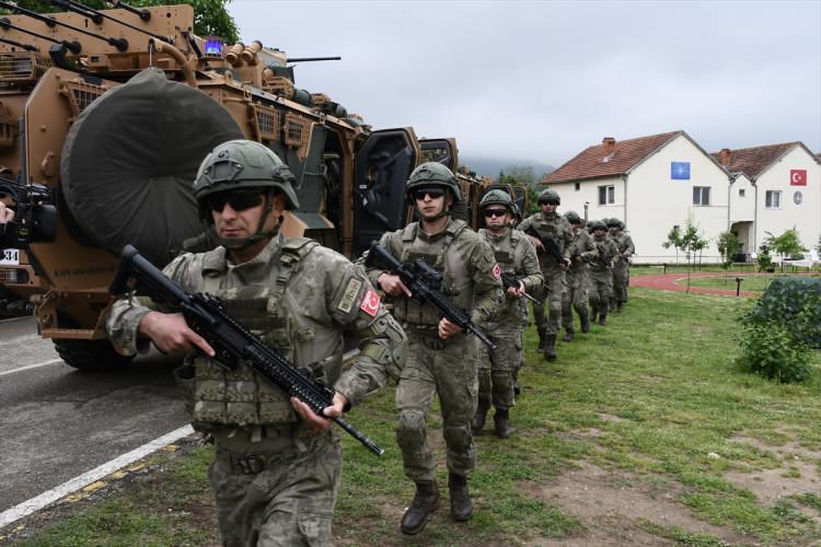 <p>İsmi güvenlik gerekçesiyle paylaşılmayan komando taburunun komutanı, gazetecilere faaliyetlerinden bahsederken, şu ifadeleri kullandı:</p>