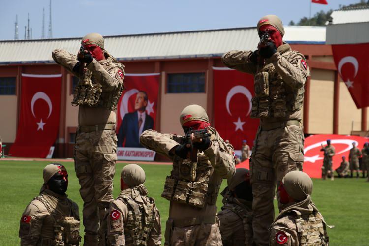 <p>Gazi Stadyumu'nda düzenlenen törende Kastamonu Jandarma Komando Eğitim Merkez Komutanlığı Gösteri Birliği ekipleri gösteri sundu.</p>

<p> </p>
