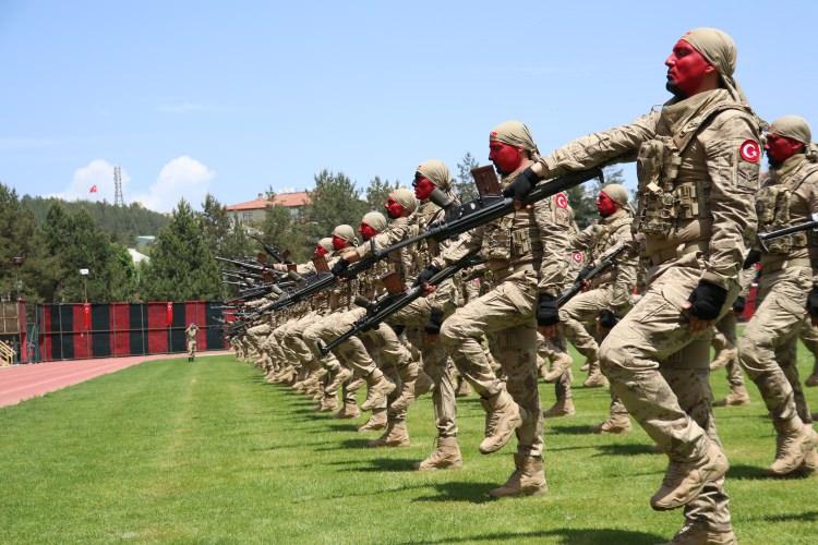 <p>Komandolar, "Her Türk asker doğar", "Mustafa Kemal Atatürk", "Vatan sana canım feda", "Şehitler ölmez, vatan bölünmez" ve "Jandarma her zaman her yerde" diyerek silahlarıyla gösteri yaptı.</p>
<p> </p>