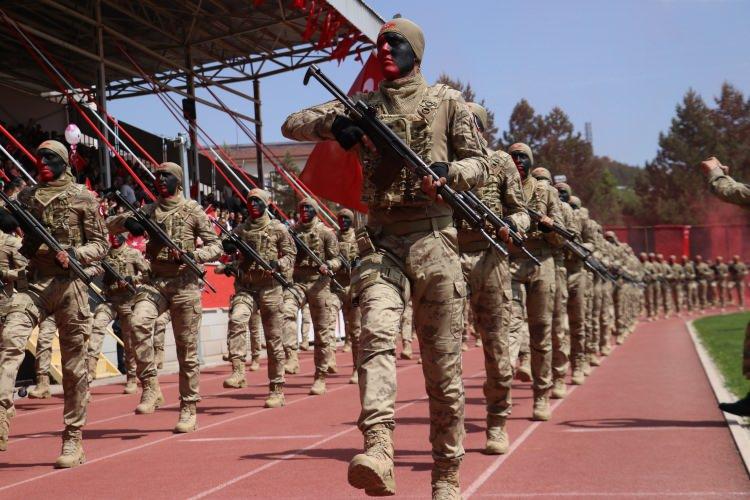 <p>Gösterinin sonunda komandolar tarafından Türk bayrağı açıldı.</p>
<p> </p>