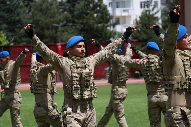 <p>Kastamonu'da düzenlenen etkinliklerde yer alan Jandarma komandolar adeta göz doldurdu. </p>
