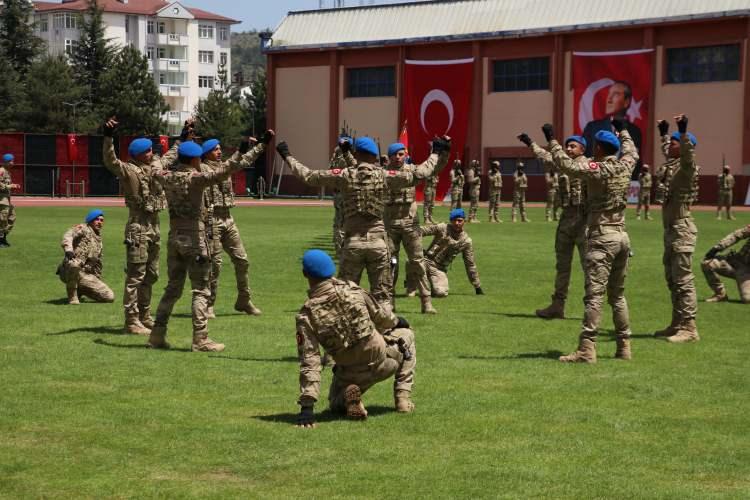 <p>Kastamonu'da komandolar 19 Mayıs Atatürk'ü Anma ve Gençlik ve Spor Bayramı kapsamında zeybek oynadı.</p>
