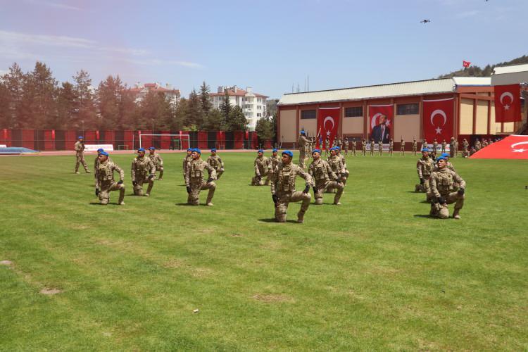 <p>Komandolar daha sonra zeybek oynadı. </p>
