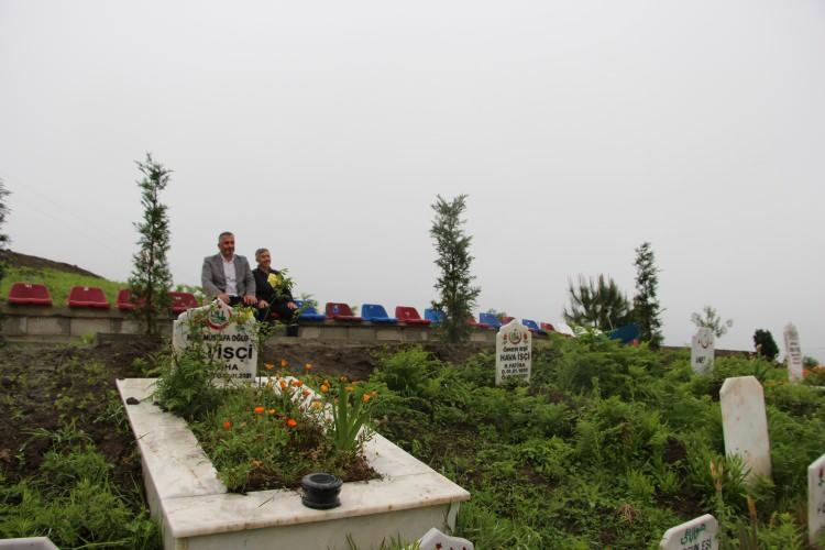 <p>Pınarlı Mahallesi Merkez Cami İmam Hatibi Mustafa Kum ise vatandaşların rahat bir şekilde duaları okuyabilmesi için koltukları düşündüklerini dile getirerek “Bu fikir muhtarımız, köy ihtiyar heyeti ve vatandaşlarımız ile düşündüğümüz bir şey. Burada vatandaşlarımızın mezar ziyaretine geldiği zaman daha güzel bir şekilde oturarak hem defin esnasında olsun hem de bayram günleri olsun mezarlarını ziyaret ettiklerinde oturup duaları etmeleri için düşündüğümüz bir uygulama oldu. Güzel de oldu. Tabi renkler Trabzonspor olunca o da ilgi çekti. Bu hizmet için emeği geçen herkese teşekkür ediyoruz. Bizim sadece tek bir amacımız var. Buraya gelenlerin dualarını ve Kur'an-ı Kerim'i en iyi şekilde okumaları için düşündük. Tribün diye bir algı oluşturmanın herhangi anlamı yok. Trabzonspor'dan küçük bir beklentimiz var. İnşallah o talebimizde karşılık bulur. Yaklaşık 30 adet koltuğa ihtiyacımız var. Onlarda bordo ve mavi olursa çok daha güzel olur. Tamamlamış oluruz. Vatandaşlardan çok güzel tepkiler aldık. İnşallah vatandaşlarda bu hizmeti en iyi şekilde değerlendireceklerdir. Hem maddi hem de manevi destekleri olan herkese teşekkür ediyoruz” ifadelerini kullandı.</p>
