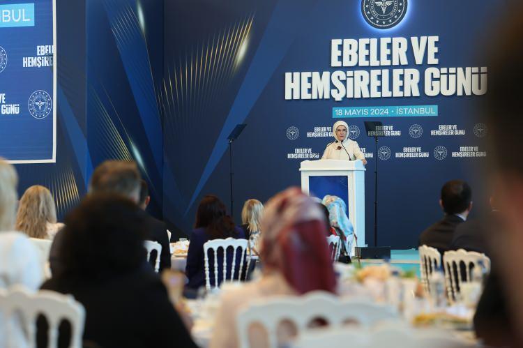 <p>Hemşirelik mesleği ile anılan bütün iyi huyların, Türk kültürünün mayasındaki şefkat ve merhamet gibi değerlerden filizlendiğini vurgulayan Erdoğan, "Tarihimizde, zamanı değişse de mekanı bu toprakların şefkat zeminine sabitlenmiş, pek çok kahraman hemşire hikayemizin olması da sahip olduğumuz değerler hazinesinin bir sonucudur. Örneğin, Anadolu Selçuklu Hükümdarı Gıyaseddin Keyhusrev'in kız kardeşi Gevher Nesibe Hatun bunlardan bir tanesidir." ifadelerini kullandı.</p>
