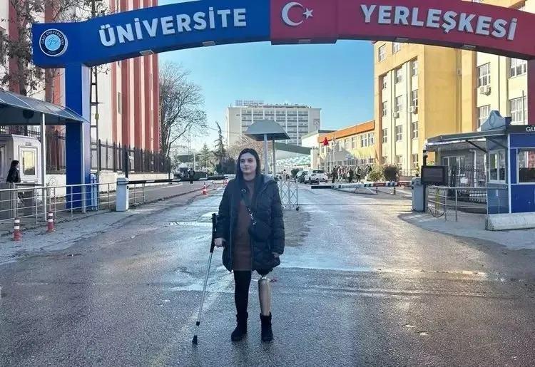 <p>Aylin, yaklaşık 15 saat sonra babası Saim ile birlikte enkazdan yaralı kurtarılırken, annesi Hasibe ve kardeşi Oğuzhan Karakuş hayatını kaybetti.</p>
