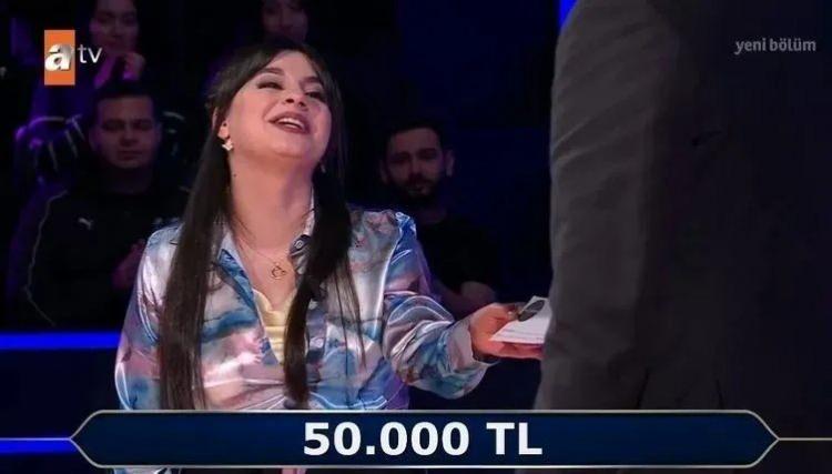 <p>Karakuş, "Sağlık olsun. Gazi Üniversitesi Eğitim Bilimleri Enstitüsü Sosyal Bilimler Eğitimi Doktora 3'üncü sınıf öğrencisiyim. Önce akademisyen, sonra da engelli rektör olmak istiyorum" ifadelerini kullandı.</p>