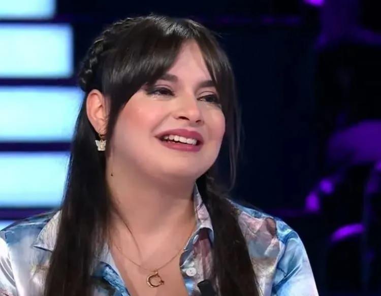 <p>Ankara Gaziler Fizik Tedavi ve Rehabilitasyon Eğitim ve Araştırma Hastanesi'ne sevk edilen Aylin Karakuş, geçtiğimiz yıl önce protez uygulamasıyla yeniden ayağa kalktı. Fizik tedavi sürecini de bitiren Aylin Karakuş, Gazi Üniversitesi'ndeki doktora eğitimine geri döndü.</p>