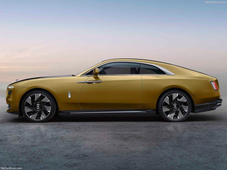 <p>L&uuml;ks otomobil devi Rolls-Royce'un ilk seri &uuml;retim elektrikli modeli Spectre, T&uuml;rkiye'de 29 milyon TL'lik&nbsp; fiyatıyla satışa sunuldu.</p>
