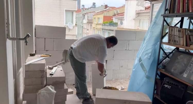 <p><strong>"Yan apartmanımda yapılan yıkım çalışması evimin duvarını yıktı. 3 gündür duvarınızı yapacağız deyip bizi beklettiler. Verdikleri saati geçti. Bunu paylaşmak istemiyordum ama mağdur durumdayız. Güvenliğimiz tehlikede. </strong></p>