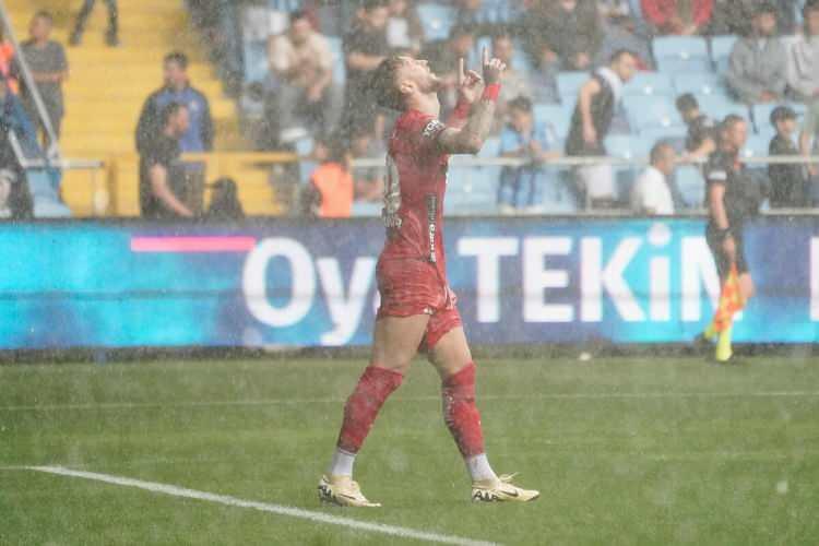 <p>* Denis Draguş - Gaziantep FK<br />
<br />
* 14 gol</p>
