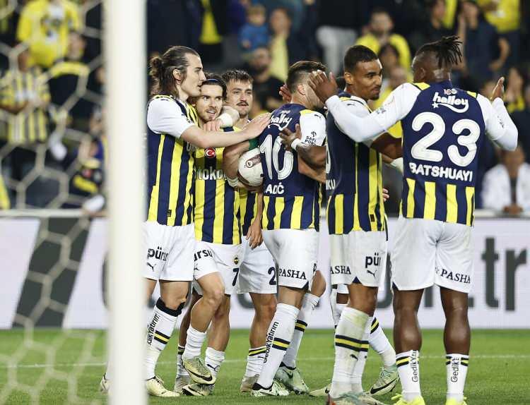 <p>- Fenerbahçe / 390</p>
