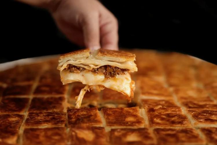 <p><strong>Bir tepsi etli börek</strong></p>

<p> </p>
