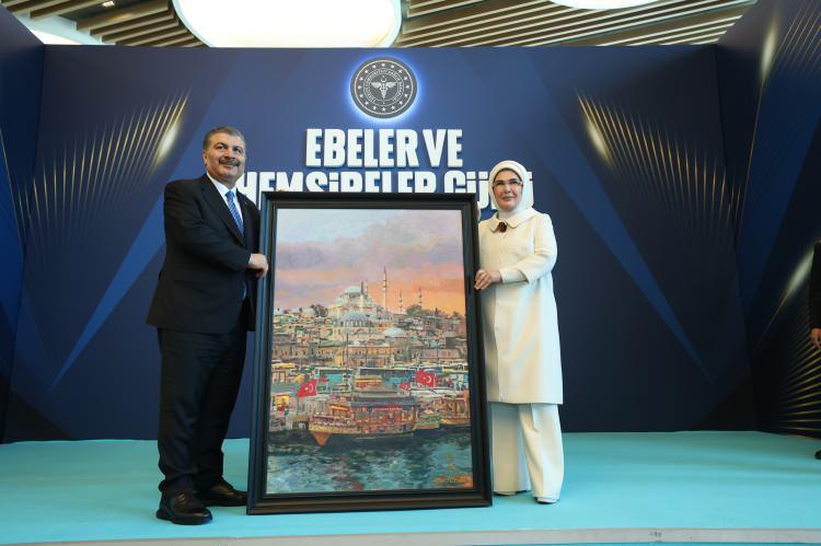 <p>- "Ebelerimiz, doğum mucizesinin en kıymetli emanetçileridir"</p>

<p>Erdoğan, ebe ve hemşirelerin, aile ve toplum sağlığının korunmasında kilit konumda olduğunu belirterek, "Doğal ve fıtri olanın en öz haline yakından şahitlik eden, bu şahitliği şefkatli bir rehberliğe dönüştüren ebelerimiz, doğum mucizesinin en kıymetli emanetçileridir." ifadelerini kullandı.</p>
