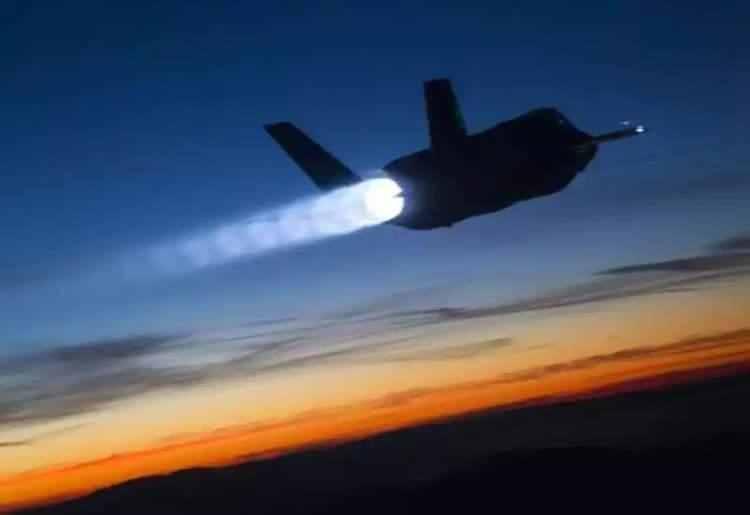 <p><strong>F-35</strong></p>

<p> </p>

<p>Güç kaynağı: 1 × Pratt & Whitney F135 turbofan</p>

<p> </p>

<p><strong>İtme gücü (Artyakıcı olmadan): </strong> 28.000 lbs-force (125 kN)</p>

<p> </p>

<p><strong>İtme gücü (Artyakıcı ile): </strong> 43.000 lbs-force (191 kN)</p>

<p> </p>

<p><strong>Azami hız Mach: </strong>1,6+ Mach (1.932 km/sa)</p>
