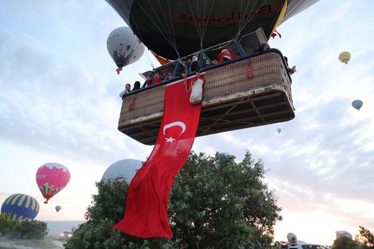 <p>Balon pilotu Hakan Kaya, her özel günde olduğu gibi 19 Mayıs’ta da bayrakları sepetlere astıklarını ifade ederek <em><strong>“Mustafa Kemal Atatürk'e bu bayramı gençliğe armağan ettiği için çok teşekkür ediyoruz. Uçuş esnasında 4 bin yolcu olacak. Tüm dünya bu özel güne şahitlik edecek, çok heyecanlıyız.</strong></em>" sözlerini kullandı.</p>
