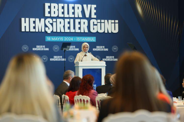 <p>Cumhurbaşkanı Recep Tayyip Erdoğan'ın eşi Emine Erdoğan, "İnsanı yaşatma ilkesini temel alan sağlık alanında şiddeti kabul etmemiz mümkün değil. İyileştirmeyi, şifa vermeyi amaçlayan bu kutlu mesleğin mensupları, hayatlarının her döneminde saygı ve hürmeti hak ediyor. Bu nedenle sağlık çalışanlarımızı hedef alan şiddet eylemlerinin önlenmesi için yeni yasal düzenlemelerin hayata geçirilmesini çok kıymetli buluyorum." dedi.</p>
