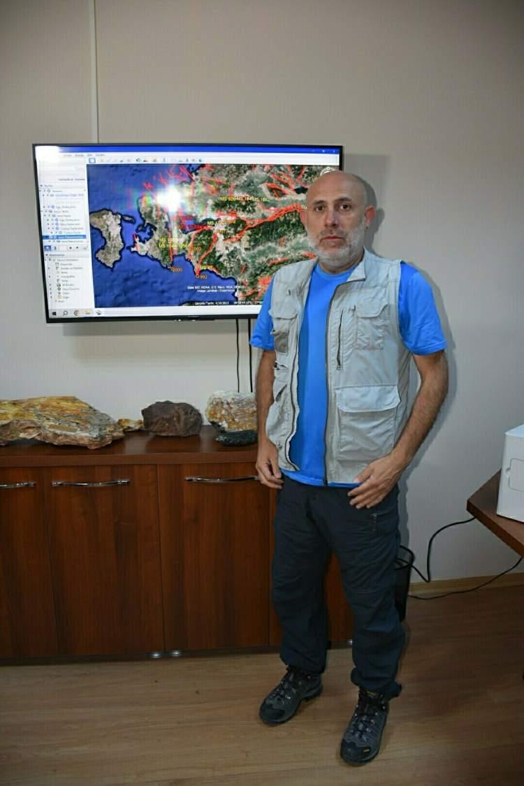 <p>İzmir Fayına dikkat çeken Doç. Dr. Ökmen Sümer, "İzmir fayında 2 senaryomuz var. İzmir, son büyük depremini 1688 yılında yaşadı. Ama hangi fayda olduğunu bilmiyoruz. Bu deprem eğer İzmir Fayı'nın Balçova segmentinde meydana geldiyse ya da Pınarbaşı segmentiyle beraber ikisini beraber etkilediyse, o zaman İzmir Fayı özelinde rahatız demektir. Eğer 1688 depremi, Uzunada Fayı'nda olduysa, İzmir Fayı'nın zamanı gelmiş demektir. Çünkü bu fayda tespit edilen son deprem, 1510 yıl önce, 178 yılında. Dolayısıyla İzmir Fayı'na dikkat edilmesi gerekiyor" dedi.</p>

<p> </p>
