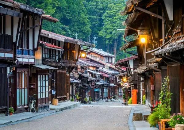 <p>Boş konut ve nüfus sorunuyla baş etmek için Japon hükümeti çözümü <strong>"bedava ev"</strong> ilanı vermede buldu.</p>