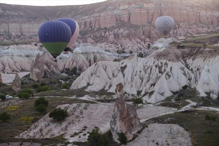 <p>Dünya turizmindeki trendleri göz önünde tutacaklarına değinen Fidan, <em><strong>"Diğer boyutuyla da dünya turizmindeki yeni trendleri göz önünde bulundurulacak ve Türkiye'nin turizm planıyla da uyuşan bir şekilde master planı olacak. Master planımız katılımcı bir anlayışla hazırlanacak. Turizm sektörünün bütün paydaşlarının yanı sıra yerel yönetimler ve sivil toplum kuruluşları da görüşlerini ifade edecek. Yaklaşık 4 aylık çalışma periyodu sonrasında plan hazırlanmış olacak, ardından da peyderpey süreç içinde uygulanmaya başlanacak."</strong></em> açıklamalarına yer verdi.</p>
