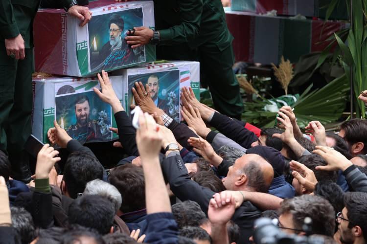 <p>Azeri mevkidaşı İlham Aliyev ile birlikte İran'ın Azerbaycan sınırında ortak bir baraj projesinin açılışını yaptıktan sonra Tebriz'e dönüş uçuşu sırasında kötü hava koşulları nedeniyle Reisi'nin helikopteriyle irtibat kesilmişti.</p>